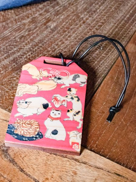 Etiqueta de equipaje de madera con forma de amuleto japonés