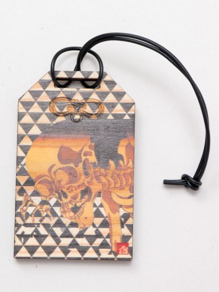 Etiqueta de equipaje de madera con forma de amuleto japonés