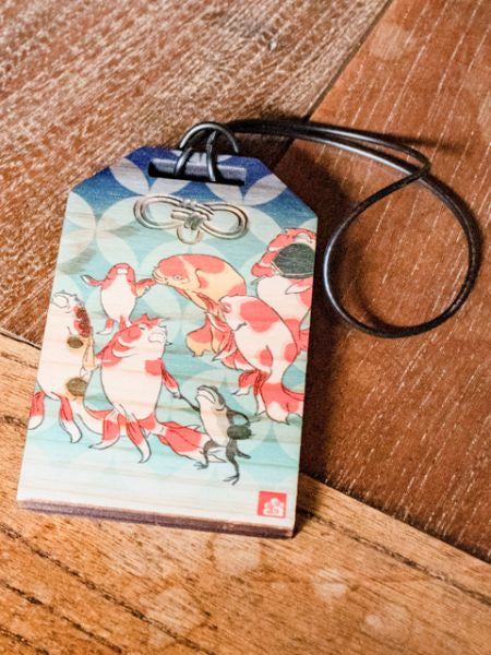 Etiqueta de equipaje de madera con forma de amuleto japonés