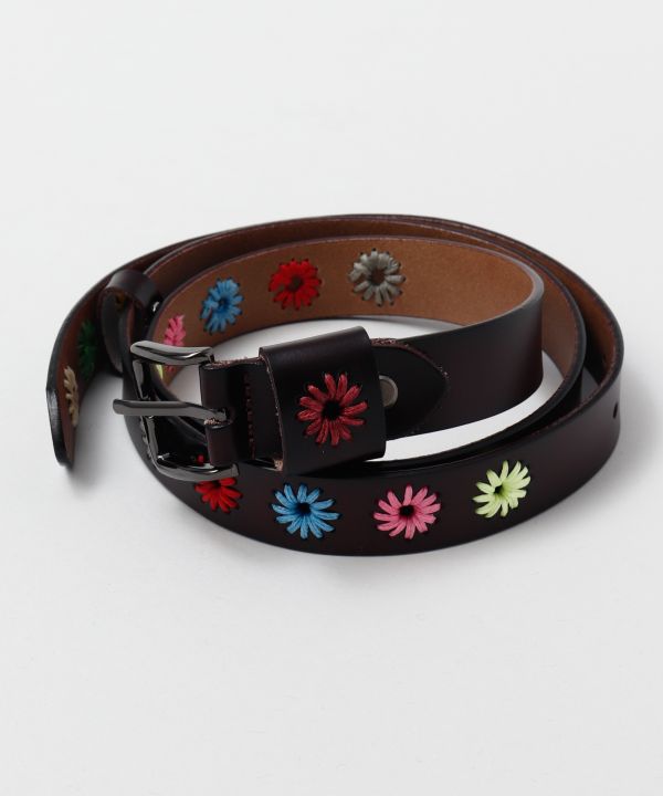 Cinturón de cuero con bordado de flores