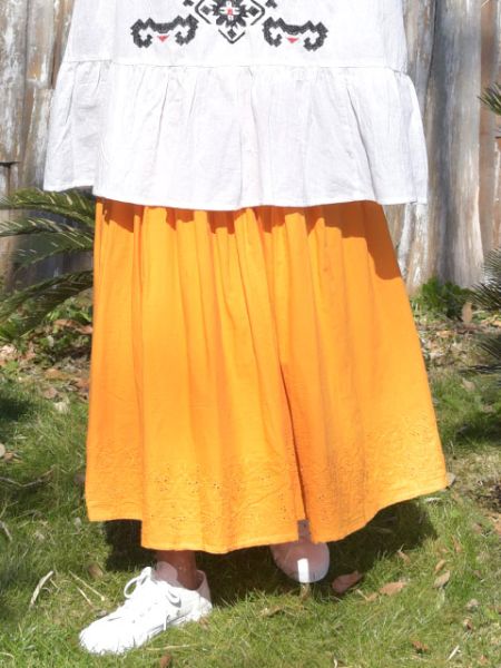 Falda de encaje perforado de algodón indio