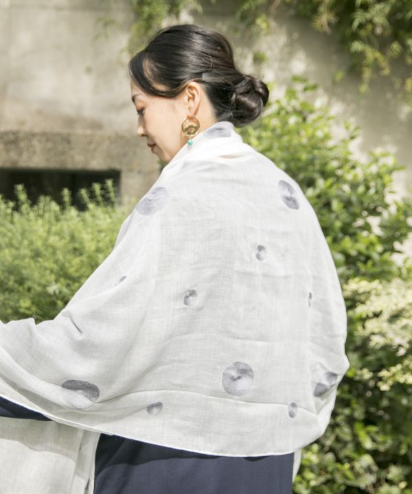 Écharpes brodées à pois par Kaya - Ametsuchi