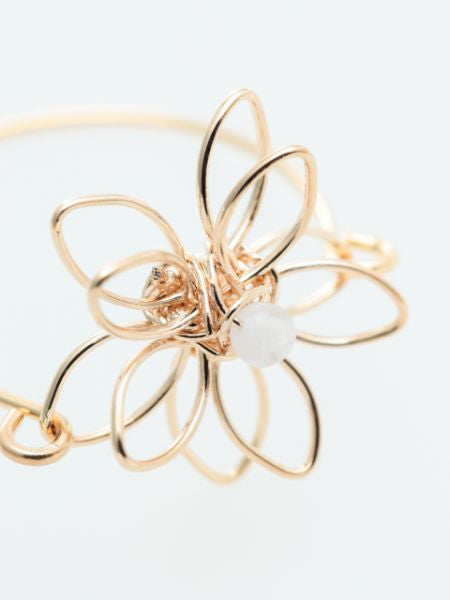 Anillo de flores de metal con piedras preciosas