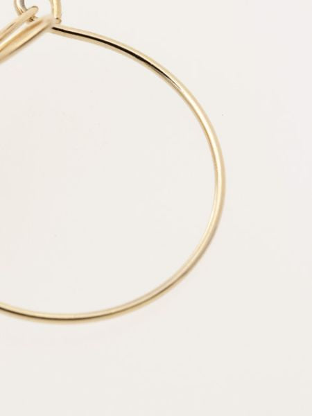 Anillo de flores de metal con piedras preciosas