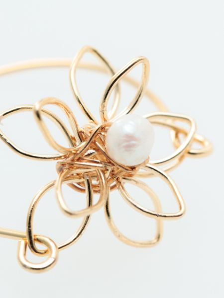 Anillo de flores de metal con piedras preciosas