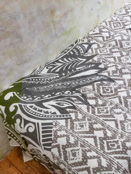 Geom Feather Pattern Decorative Cloth